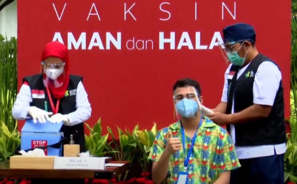 Acungkan Jempol, Raffi Ahmad Disuntik Vaksin Covid-19 Dosis Kedua di Istana