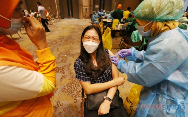 Giliran Karyawan Pusat Perbelanjaan Disuntik Vaksin Covid-19 