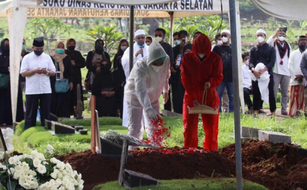 Pemakaman Rina Gunawan Dilakukan dengan Protokol Covid-19